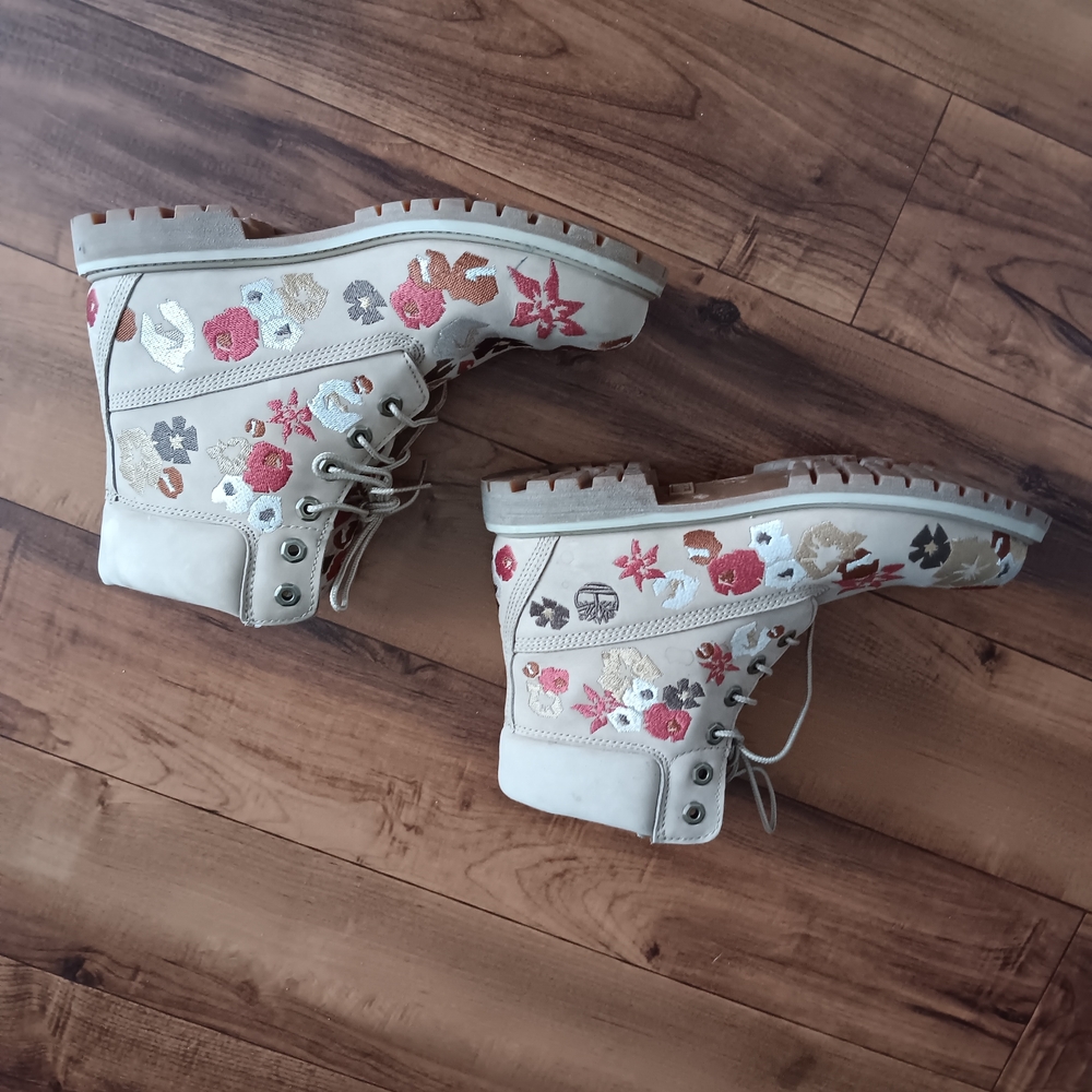 Timberland Floral Embroidered Women's Boots - Cream and Red - Picture 3 of 7